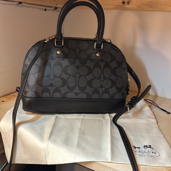 Coach Handbag 2way shoulder signature (H) 18.5.x (W) 26.5 x(D)9cm - Picture 3 of 4